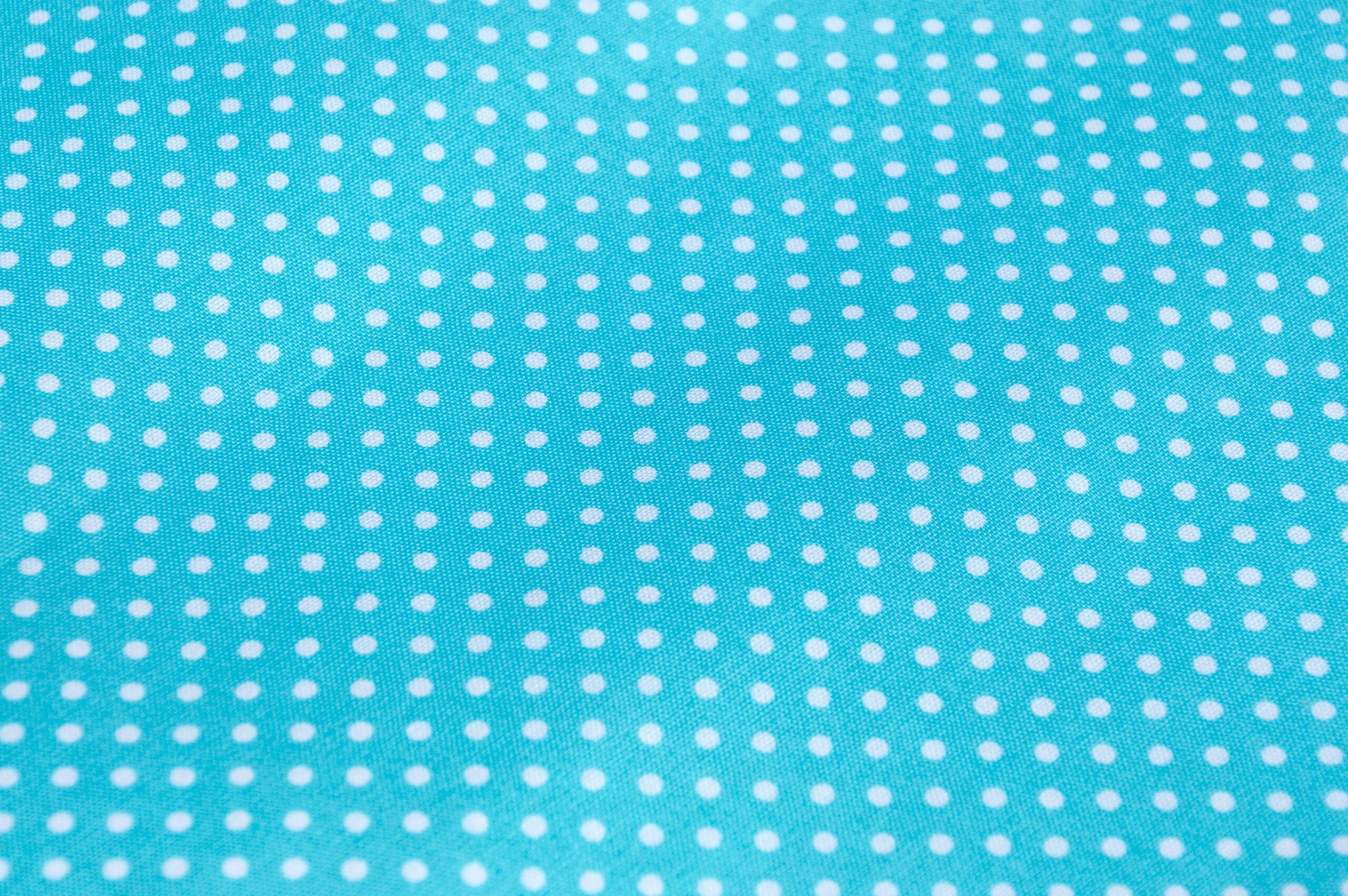 Read more about the article Türkiz pettyes konyhai textilek – terítő és kiegészítői