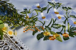 Read more about the article Margarétás terítő garnitúra –  hófehér elegancia