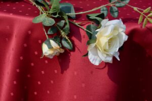 Read more about the article Bordó asztalterítő – az elegáns terítő hangulatot teremt