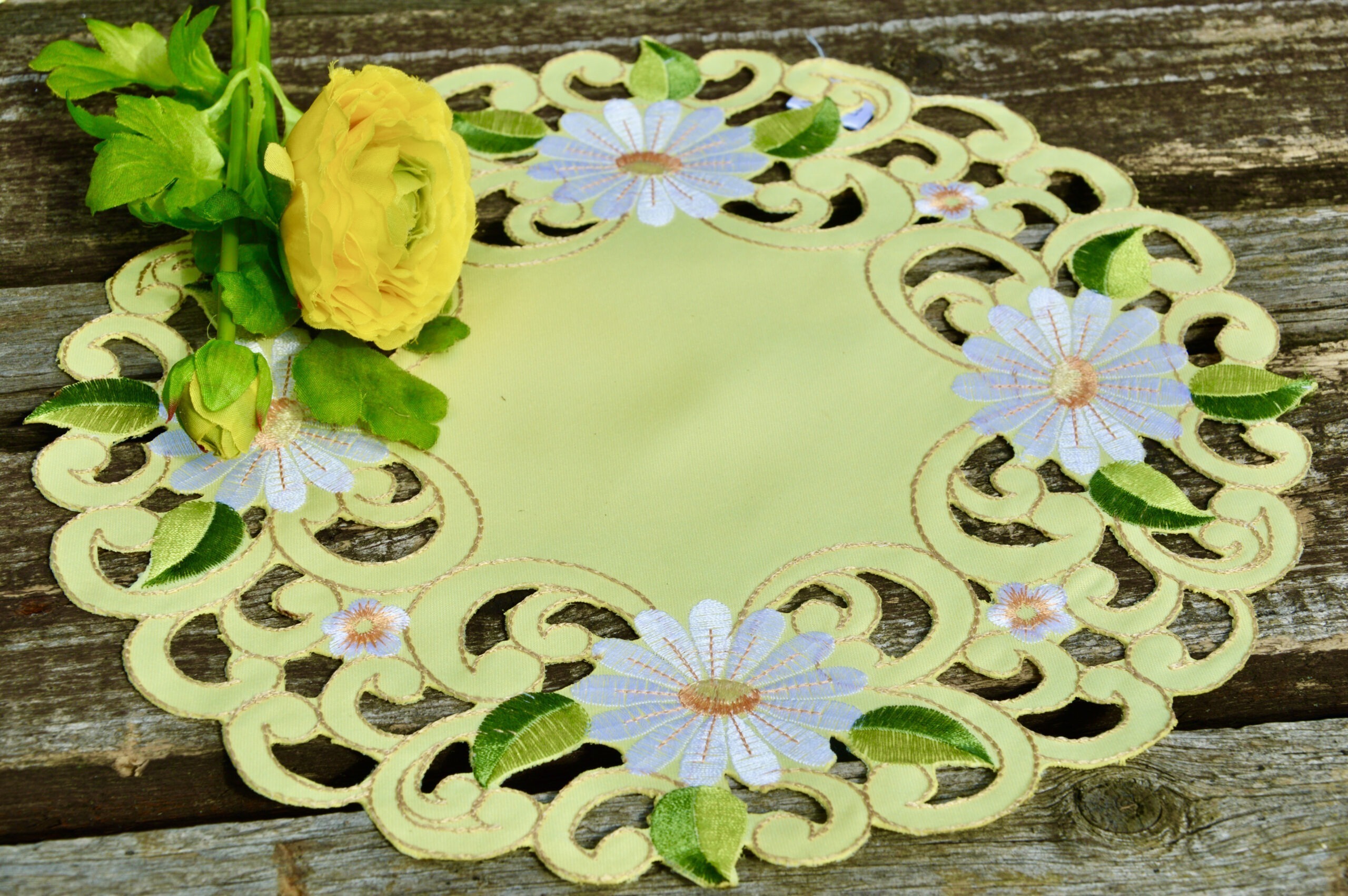 Read more about the article Sárga margarétás terítő – hangulat és elegancia