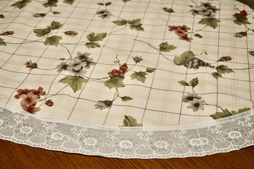 Lemosható asztalterítő - csipkés szélű szőlő mintás