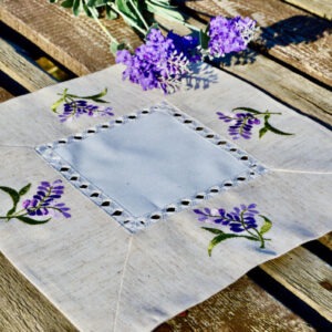 Hímzett kis terítő – levendulás, lenes anyagú 30×30 cm