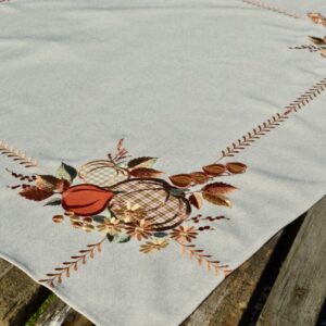 Hímzett asztalközép terítő – sütőtökös mintával 85×85