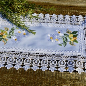 Hímzett kis terítő – kamillavirág mintával 45×30 cm
