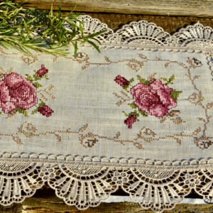 Hímzett kis terítő – Emily rózsái 45×30 cm