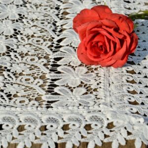Csipkés futó terítő – fehér virágos 110×40 cm