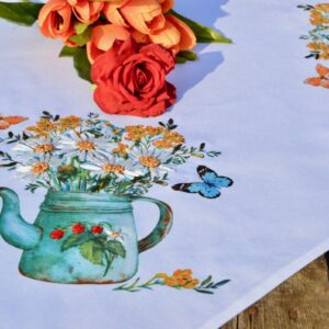 Hímzett asztalközép terítő – kancsó virágokkal 85×85 cm