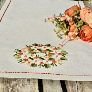 Hímzett asztali futó – koszorú szalaghímzéssel 110×40 cm