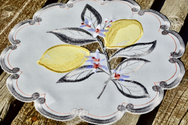 Hímzett kis terítő - citromos, 30 cm kör