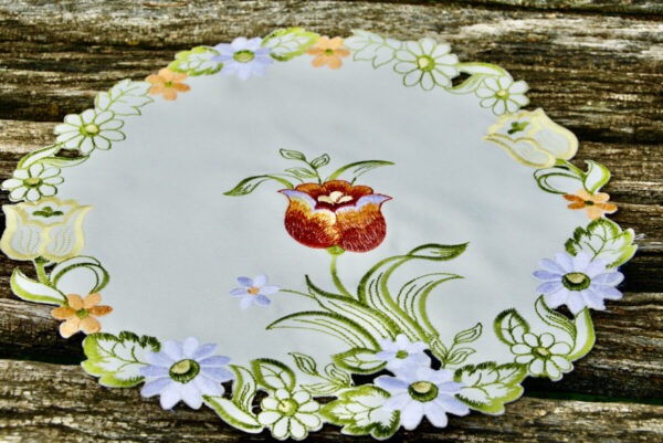 Hímzett kis terítő - tulipános mintával 30 cm kör