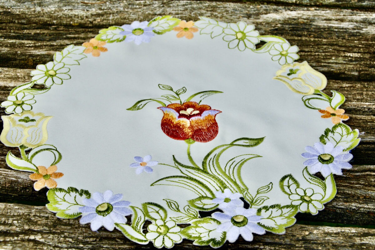 Hímzett kis terítő - tulipános mintával 30 cm kör