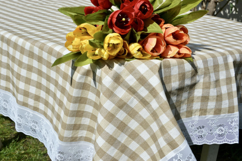 Lemosható asztalterítő - csipkés szélű drapp kockás