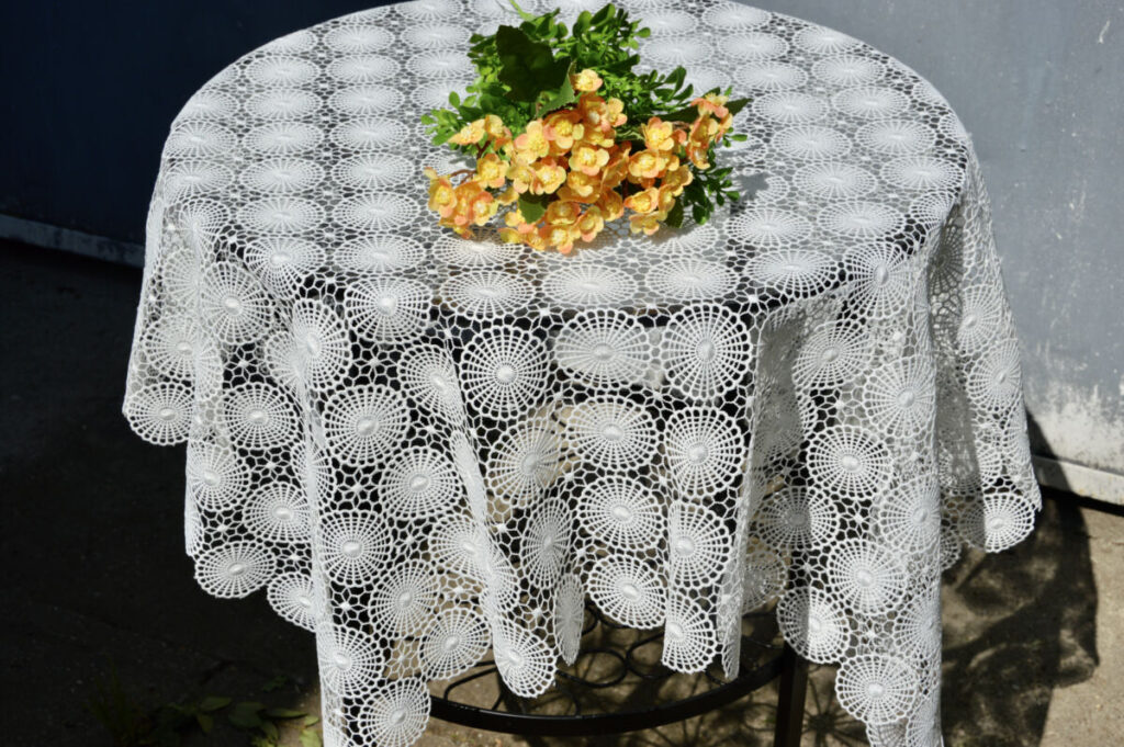 Csipke terítő - fehér gömb mintás 85x85 cm