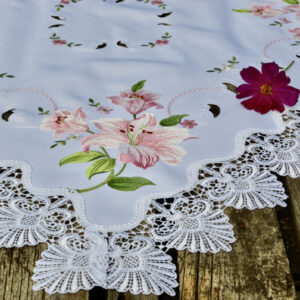 Hímzett asztalközép terítő – liliomos mintával 85×85 cm