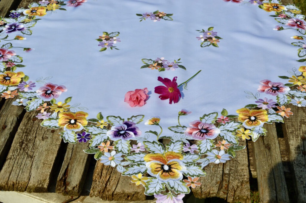 Hímzett asztalközép terítő - árvácska mintával 85x85 cm