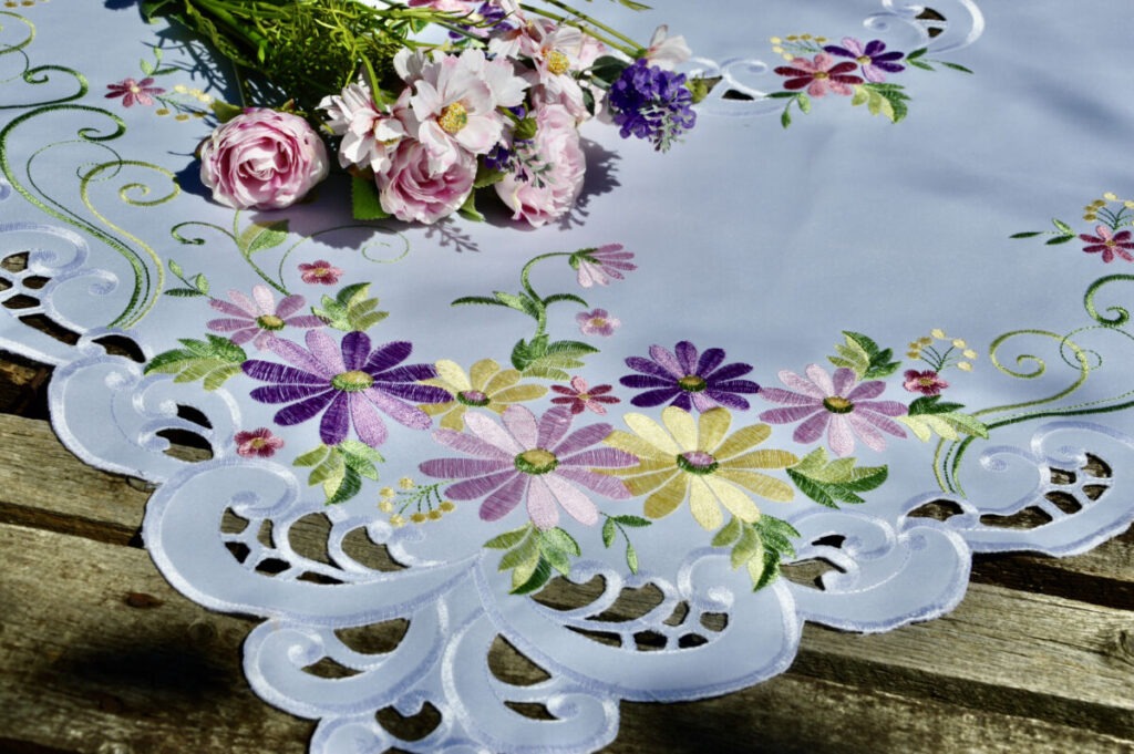 Hímzett asztalközép terítő - pillangóvirágos 85x85 cm