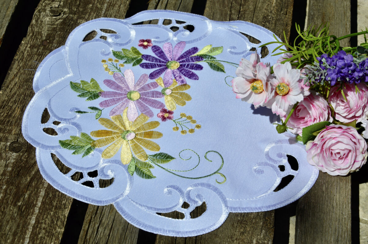 Hímzett kis terítő - pillangóvirágos 30 cm kör
