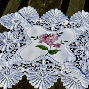 Hímzett kis terítő – liliom mintával 30×30 cm