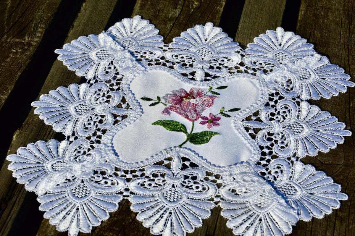 Hímzett kis terítő - liliom mintával 30x30 cm