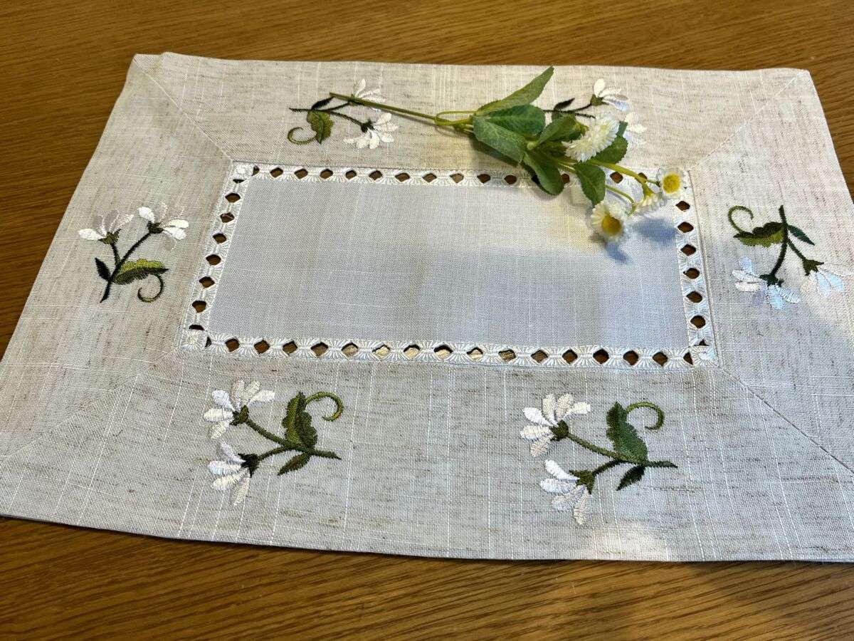 Hímzett kis terítő - fehér virágos 45x30cm