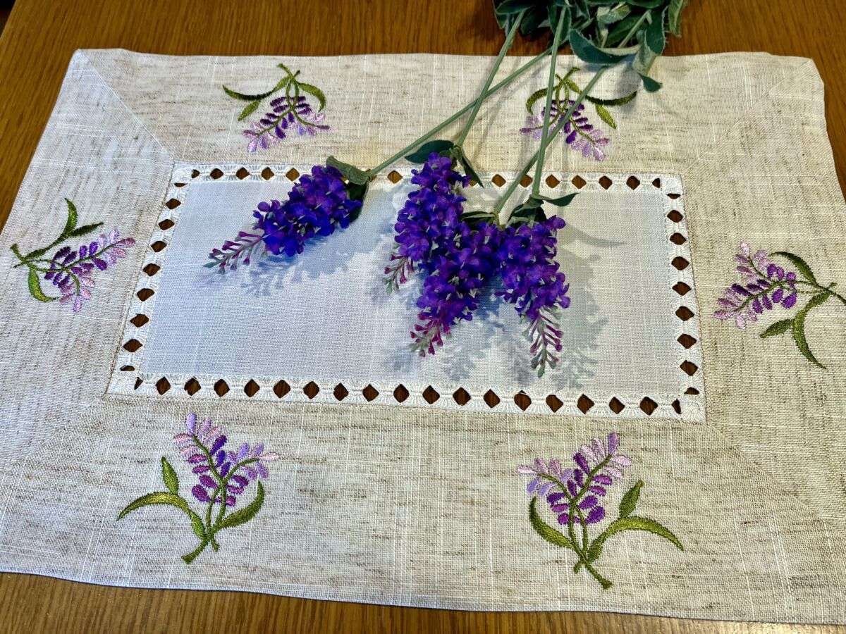 Hímzett kis terítő - levendulás, lenes anyag 45x30 cm
