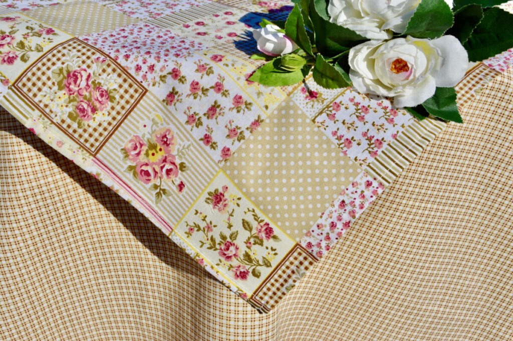 Drapp kockás terítő - kockák és rózsák