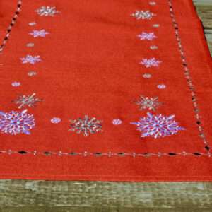 Piros karácsonyi futó terítő – hópelyhes 110×40 cm