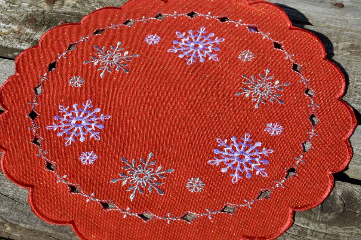 Piros karácsonyi kis terítő - hópelyhes 30 cm kör