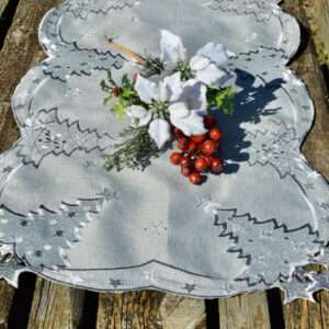 Szürke karácsonyi kis terítő – ezüst fenyős 45×30 cm