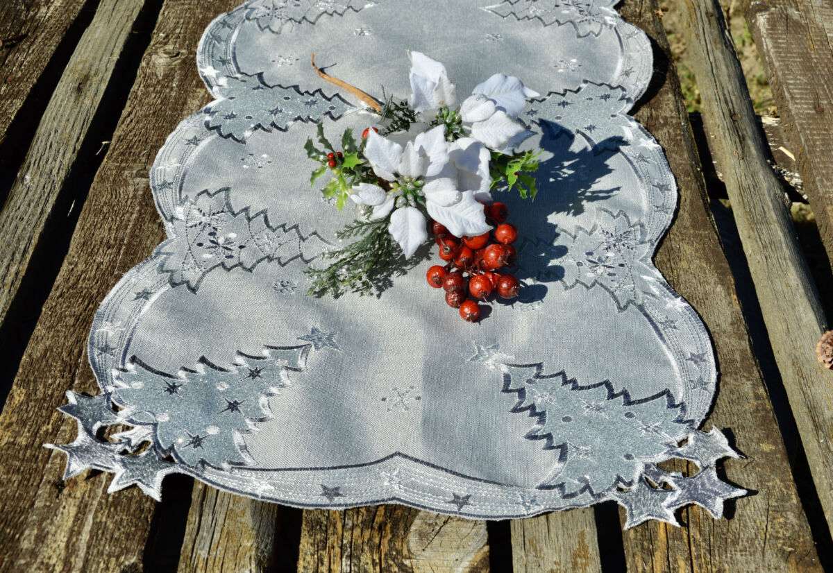 Szürke karácsonyi kis terítő - ezüst fenyős 45x30 cm