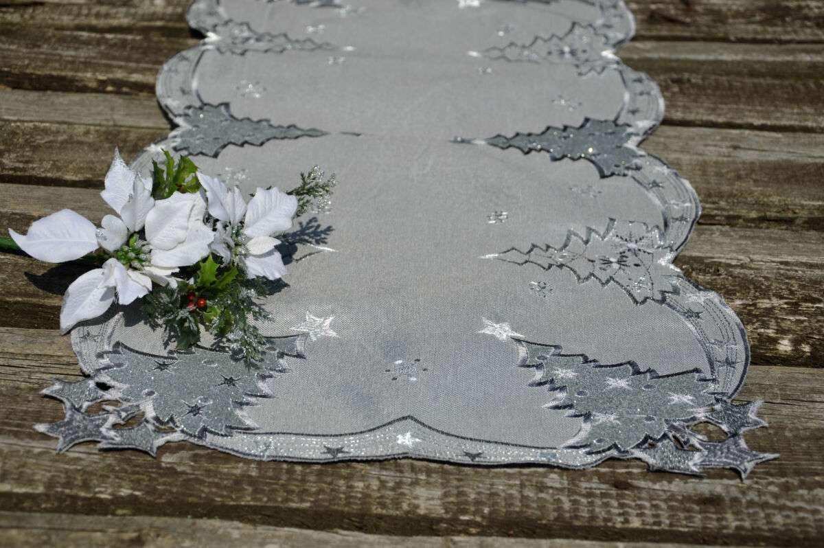 Szürke karácsonyi futó terítő - ezüst fenyő mintás 110x40 cm