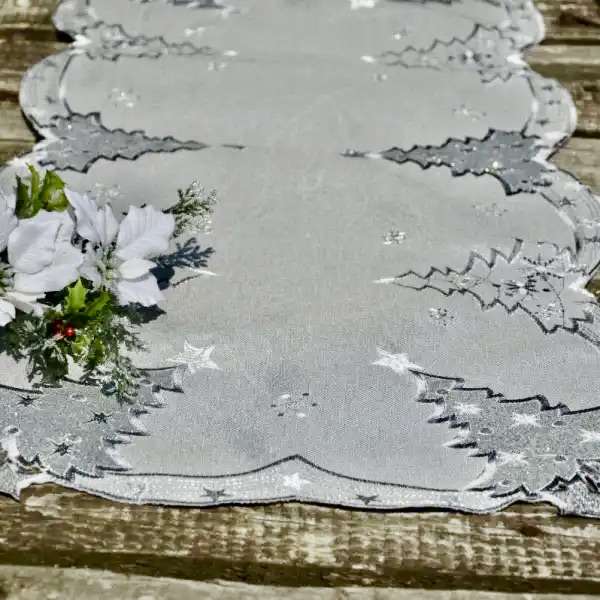 Szürke karácsonyi futó terítő - ezüst fenyő mintás 110x40 cm