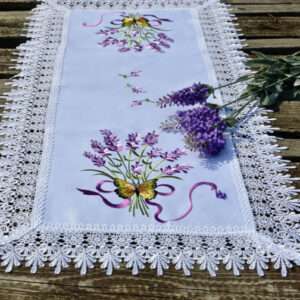 Hímzett levendulás futó terítő – csipkés levendulás 85×40 cm