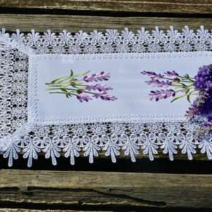 Hímzett kis terítő – csipkés levendulás 45×30 cm
