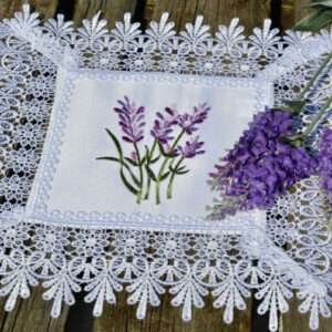 Hímzett kis terítő – csipkés levendulás 30×30 cm