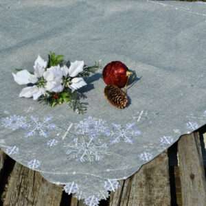 Szürke karácsonyi asztalközép – hópelyhes terítő – 85×85 cm