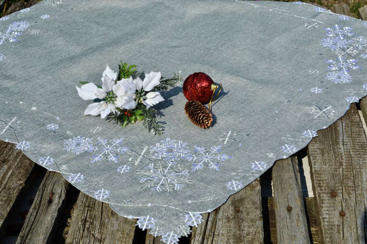 Szürke karácsonyi asztalközép - hópelyhes terítő - 85x85 cm