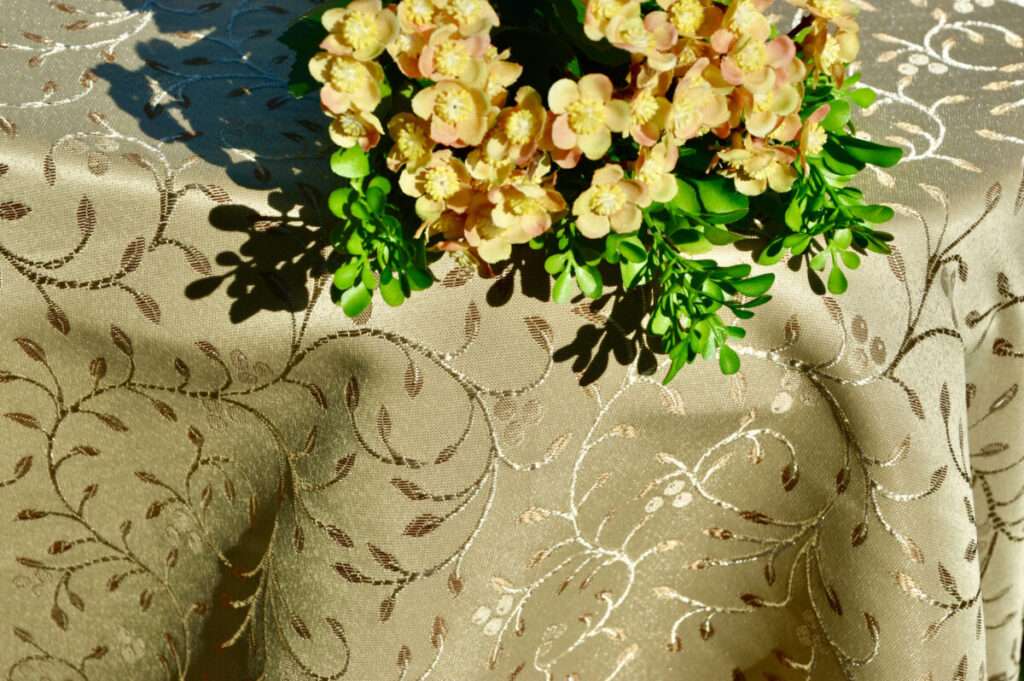 Alkalmi terítő - mogyoró színű, inda mintás