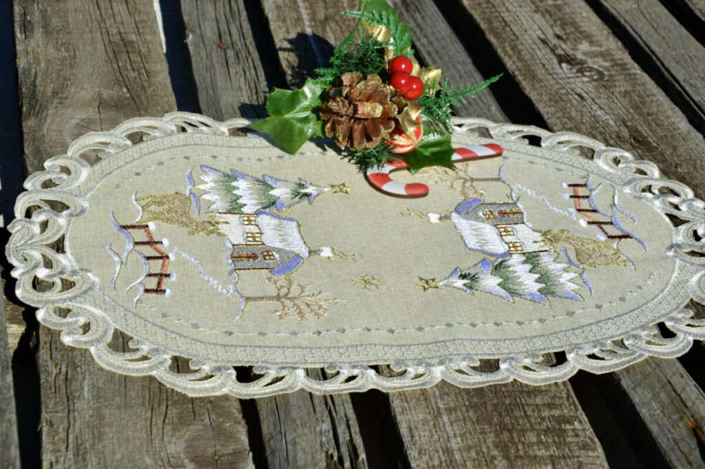 Karácsonyi kis terítő - ekrü színű havas táj 45x30 cm ovál