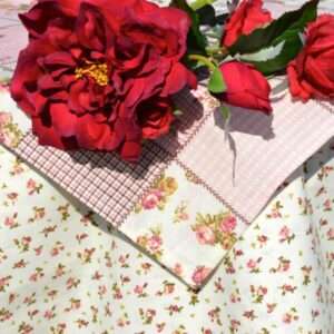 Read more about the article Rózsás asztalterítők – meleg színek az asztalon