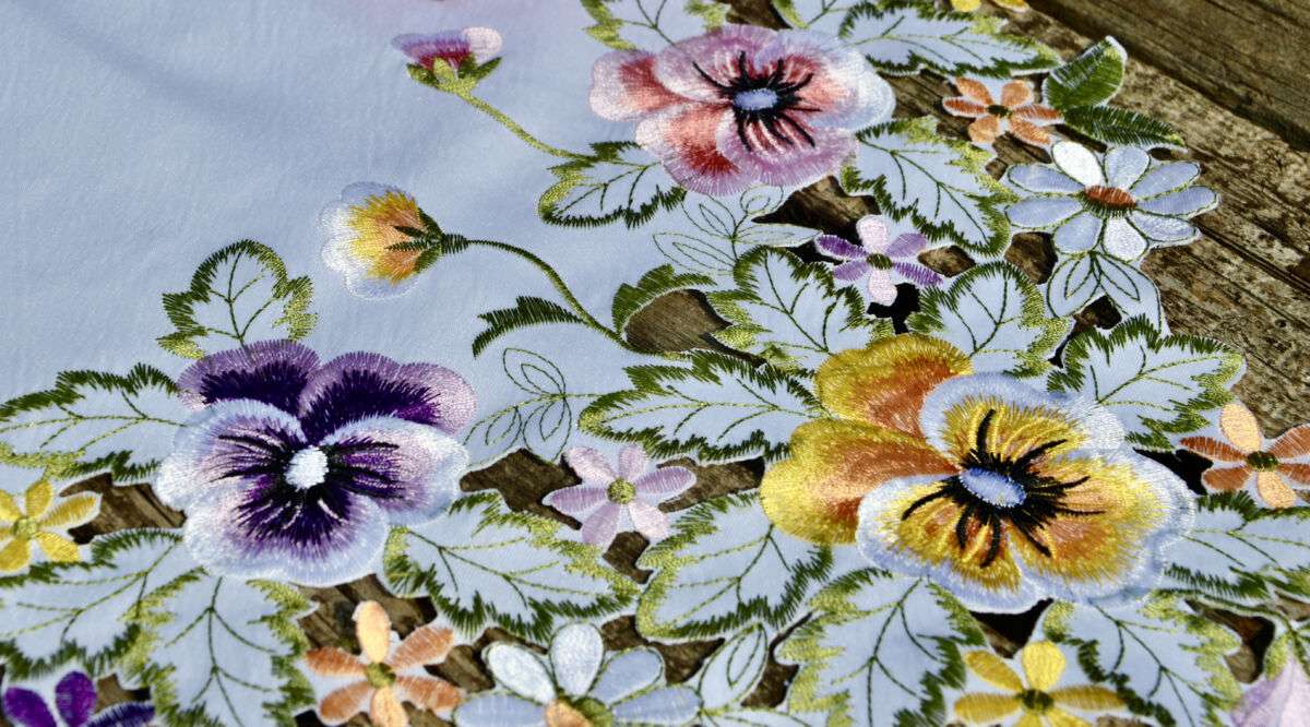 You are currently viewing Virágos terítők – amik a tavaszt juttatják eszünkbe