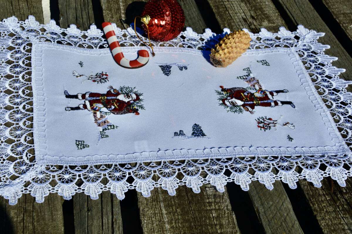 Télapós kis terítő - fehér csipkés 45x30 cm