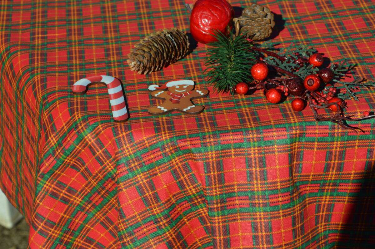 Skótkockás karácsonyi abrosz - piros, zöld színben