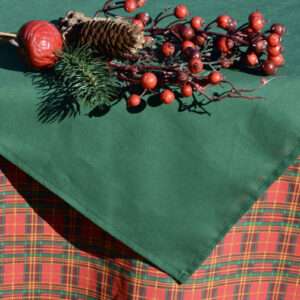 Skótkockás karácsonyi asztalterítő – zöld asztalközéppel
