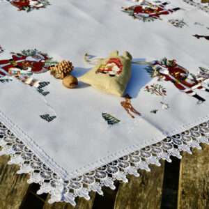 Télapós terítő – fehér csipkés asztalközép 85×85 cm