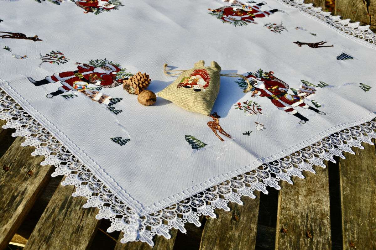 Télapós terítő - fehér csipkés asztalközép 85x85 cm