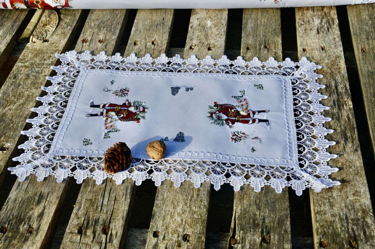 Télapós kis terítő - fehér csipkés 45x30 cm