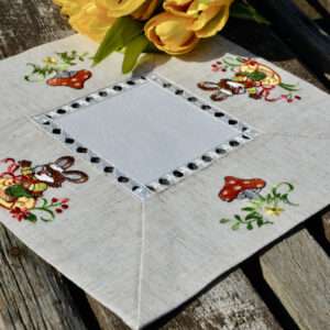 Húsvéti kis terítő - nyuszi gombával 30x30 cm