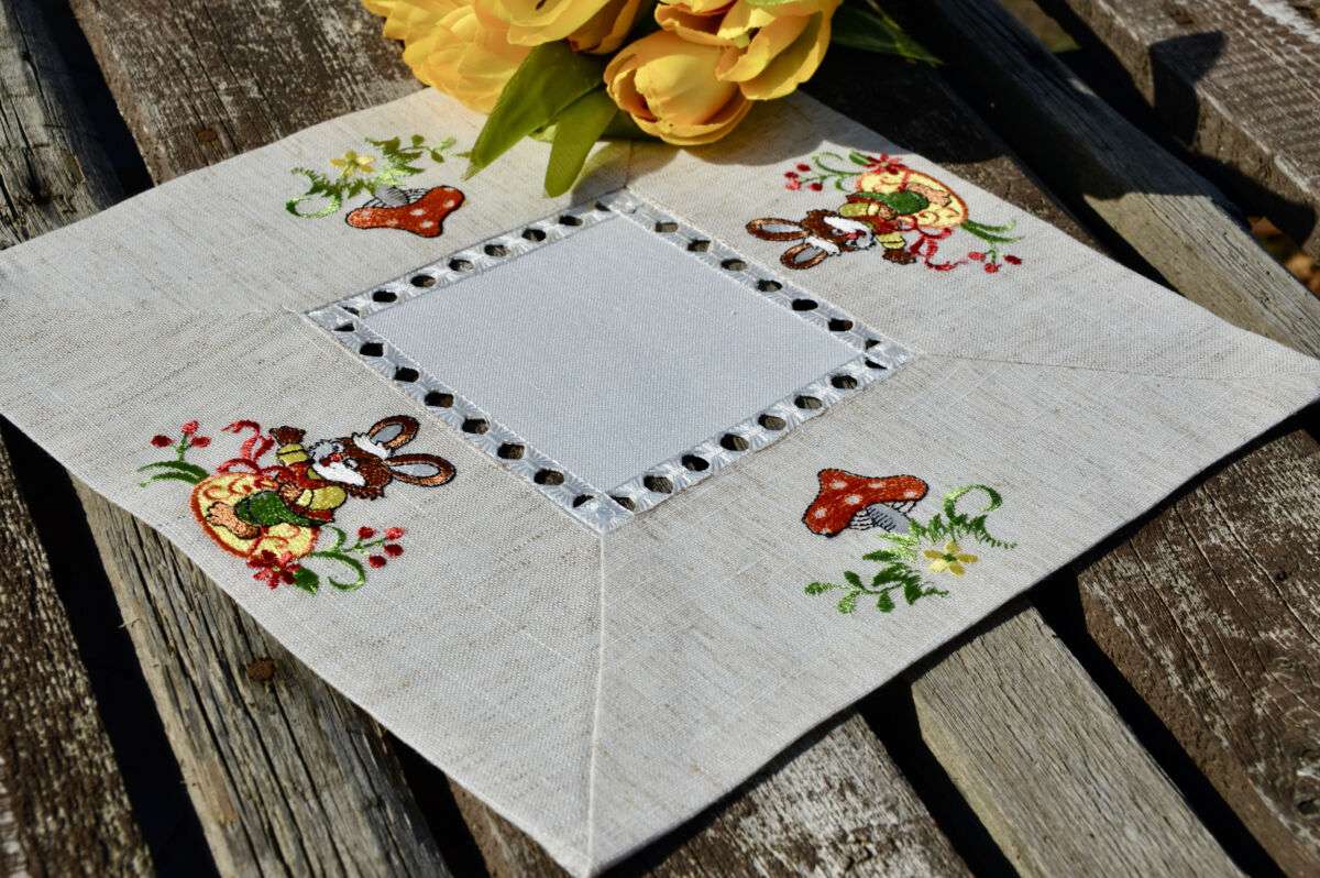 Húsvéti kis terítő - nyuszi gombával 30x30 cm