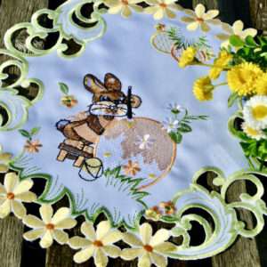 Húsvéti kis terítő – festő nyuszi 30 cm kör